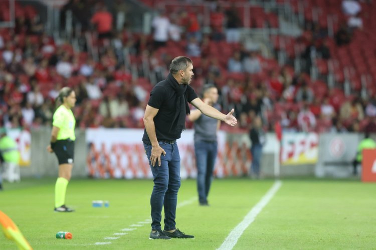 Eduardo Coudet comenta sobre as vaias da torcida no empate contra o Atlético Goianiense